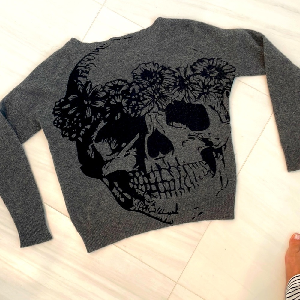 Lightweight Cashmere sweater with graphic on BACK